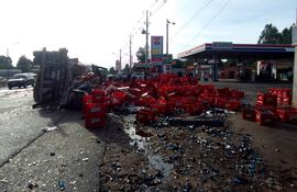 Tras el vuelco del camión de carga las mercaderías quedaron esparcidas en la ruta.