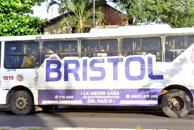 Pasajeros viajan hacinados en los colectivos.
