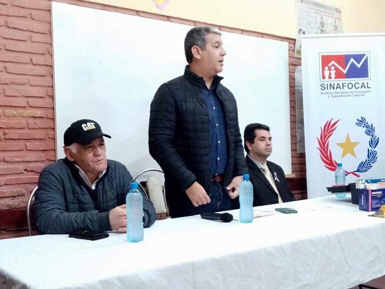 El director de Sinafocal, Alfredo Mongelós, alienta a los egresados a seguir capacitándose.
