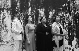 Arturo Arellano, Valentina Arancedo, Elena Aquino y Katty Pacuá integran el elenco de la obra "Por rojo, por marica, por raro" que debutará en la sala La Correa.
