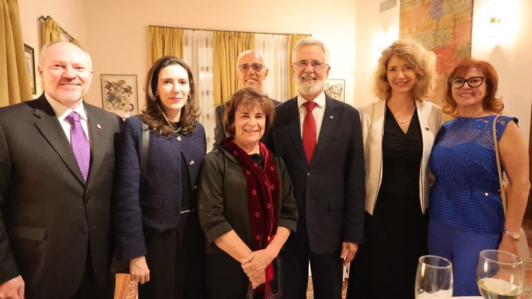Walter Ismachowiez, Bárbara y Charif Hammoud; José Antonio Marcondes, embajador de Brasil; Rosi de Ismachowiez;  Katja Afheldt, embajadora de la Unión Europea en Paraguay e Hilda Rieder.