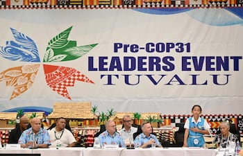 Un estudiante de Tuvalu se dirige a los líderes del Pacífico mientras el primer ministro de Australia, Anthony Albanese (centro), y el ministro australiano de Cambio Climático y Energía, Chris Bowen —presidente de las negociaciones de la COP31—, observan la escena durante un evento de líderes previo a la COP31 celebrado en Funafuti, Tuvalu.