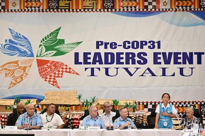 Un estudiante de Tuvalu se dirige a los líderes del Pacífico mientras el primer ministro de Australia, Anthony Albanese (centro), y el ministro australiano de Cambio Climático y Energía, Chris Bowen —presidente de las negociaciones de la COP31—, observan la escena durante un evento de líderes previo a la COP31 celebrado en Funafuti, Tuvalu.
