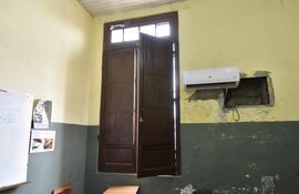 Aulas necesitan refacciones y espacio para recibir a los 1.500 estudiantes a diario en el Colegio Nacional Presidente Franco, de Asunción.