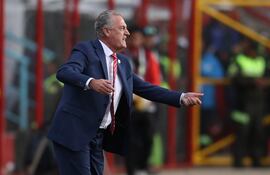 El argentino Gustavo Alfaro, entrenador de Paraguay, en el partido frente a Bolivia por la fecha 12 de las Eliminatorias Sudamericanas 2026 en el estadio Municipal, en El Alto, Bolivia.