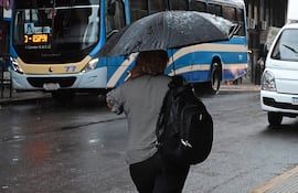 Cuando llueve, el transporte público se complica aún más.