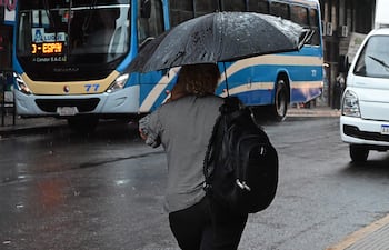 Cuando llueve, el transporte público se complica aún más.