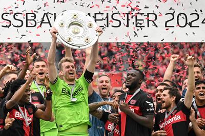 Los jugadores del Bayer Leverkusen celebra con el trofeo de la Bundesliga en el Bay Arena, en Leverkusen.
