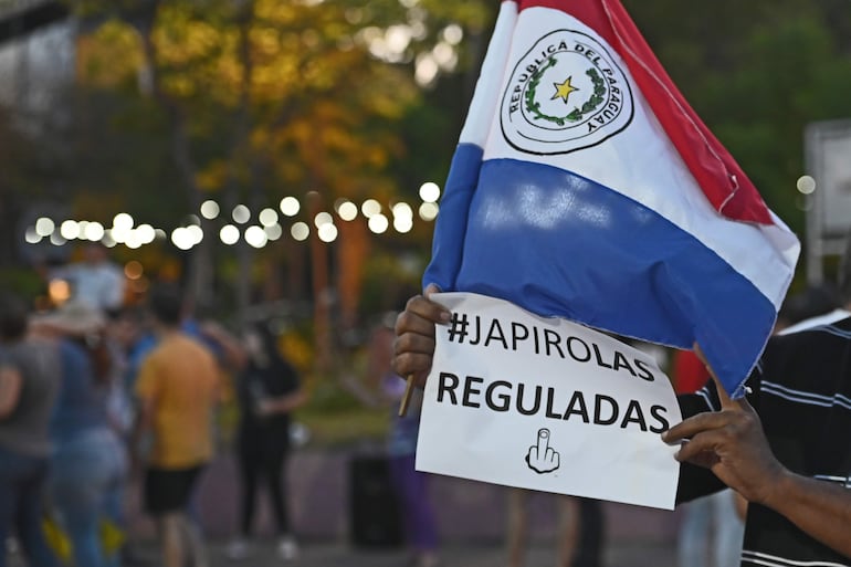Pasajeros salieron a las calles a exigir una mejor prestación del transporte, un servicio público imprescindible según la Ley N° 1626 de la Función Pública.