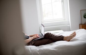 Los vaqueros son tabú en la cama, los pantalones de jogging caseros están permitidos: esa es la norma para algunas personas en casa.