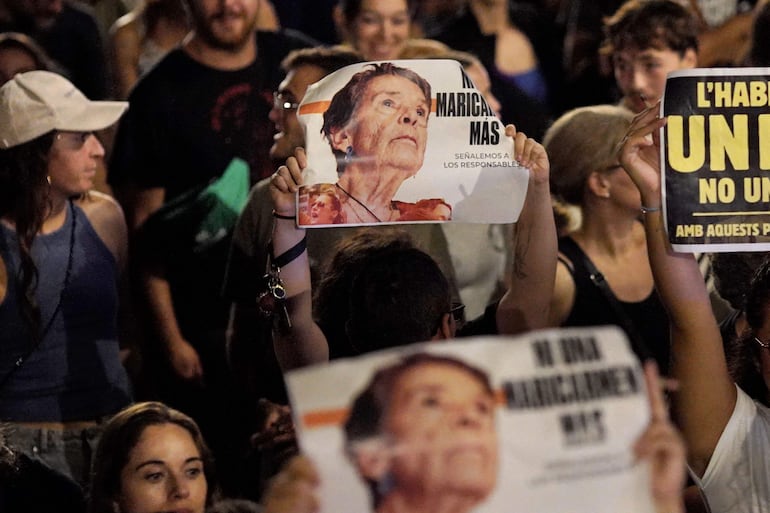 (ARCHIVO) Manifestantes sostienen pancartas con el lema «Ni una Maricarmen más» durante una protesta contra los desahucios y los altos precios del alquiler en la plaza Tetuán de Barcelona, el 5 de octubre de 2026.