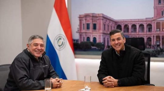 El presidente Santiago Peña se reunió con el ministro de Educación, Luis Ramírez, en la oficina presidencial.
