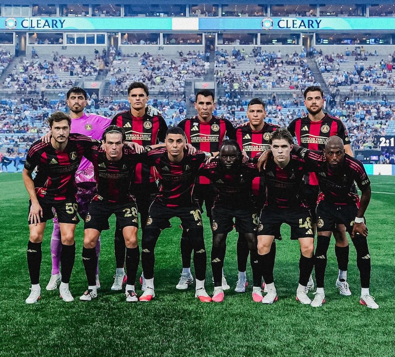 El equipo de Atlanta United, con los paraguayos Miguel Almirón y Junior Alonso, que igualó con Charlotte FC.