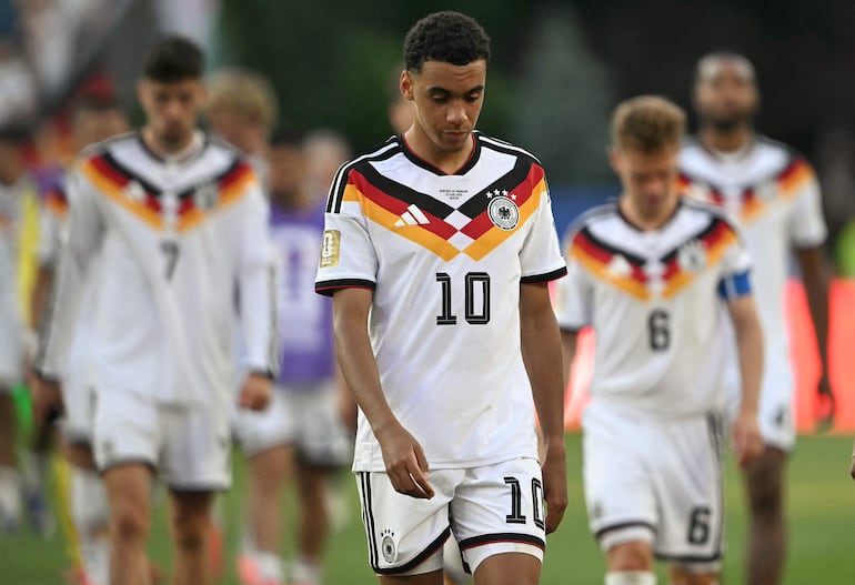 El mediocampista de Alemania Jamal Musiala reacciona tras perder en la tanda de penaltis durante el partido de fútbol de los dieciseisavos de final de la Copa Mundial 2026 entre Alemania y Paraguay en el Estadio de Boston en Foxborough.