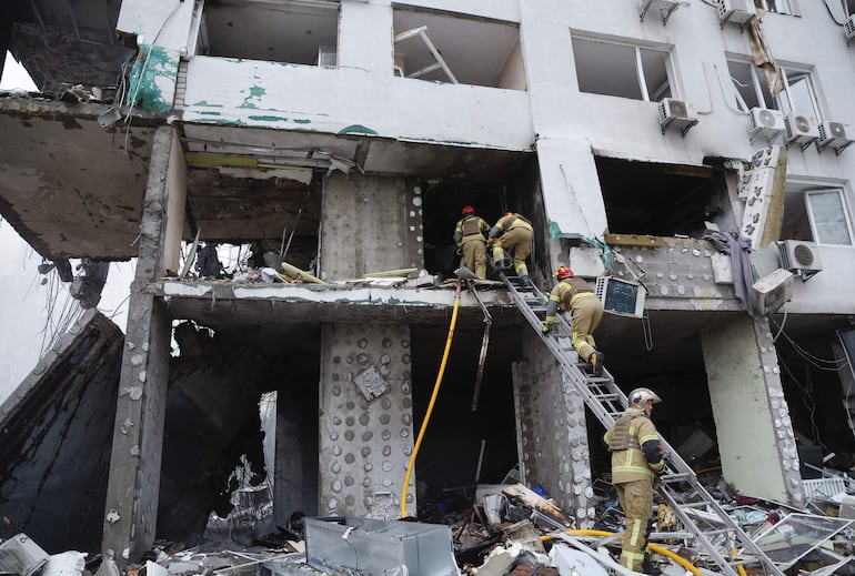 Bomberos trabajan en un edificio dañado por un bombardeo ruso este lunes en Kiev, Ucrania.