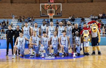 Plantel del Deportivo San José, que avanzó a la fase de cuartos de final de la Liga Sudamericana de Baloncesto.