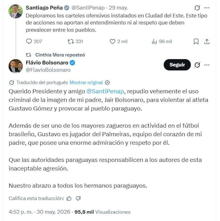 Tweet de Flávio Bolsonaro defendiendo a su padre, Jair Bolsonaro, ante carteles ofensivos en Ciudad del Este.