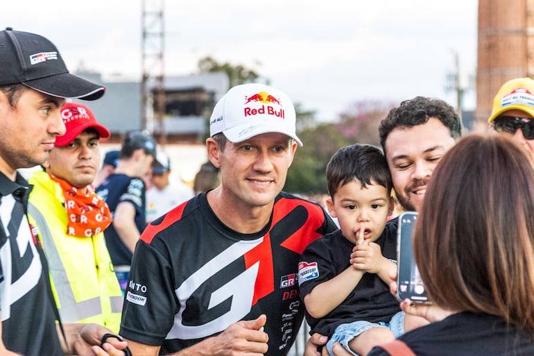 Desde una foto para el recuerdo o un autógrafo que quedará marcado para la historia, será la experiencia que podrán disfrutar todos aquellos fanáticos que lleguen al Parque de Servicios, en la Costanera de Encarnación. Sébastien Ogier (centro), ganador de la primera edición del WRC Rally del Paraguay.