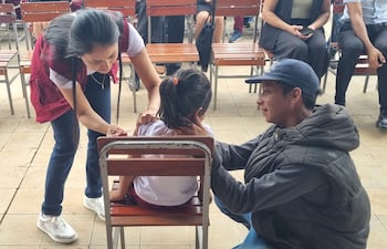 Inicia campaña nacional de vacunación contra el sarampión y la rubéola en el departamento de Misiones, con el objetivo de inmunizar a unos 7.500 niños.