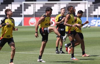 Junior Alonso (i) y Hulk (d), grandes referentes del equipo de Atlético Mineiro, que buscará su primera Sudamericana.
