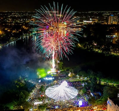 Vista aérea de la inauguración de la Navidad Sustentable en el lago de la República Ciudad del Este.