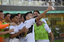 Carlos Sebastián Ferreira, futbolista de Olimpia, celebra un gol en el partido frente a Guaraní por la primera fecha del torneo Apertura 2026 del fútbol paraguayo en el estadio Defensores del Chaco, en Asunción, Paraguay.
