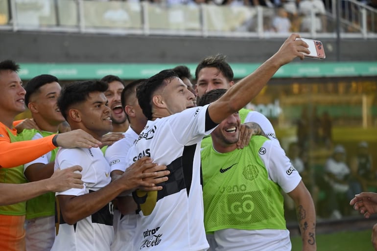 Carlos Sebastián Ferreira, futbolista de Olimpia, celebra un gol en el partido frente a Guaraní por la primera fecha del torneo Apertura 2026 del fútbol paraguayo en el estadio Defensores del Chaco, en Asunción, Paraguay.