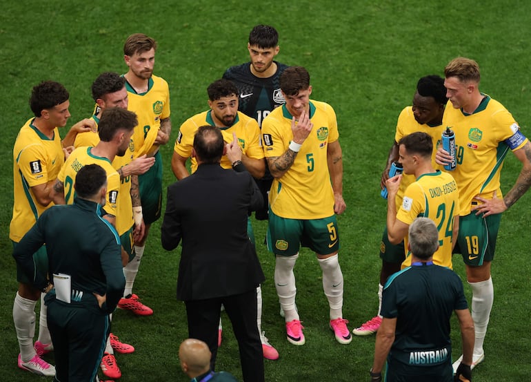 Tony Popovic, director técnico de Australia, habla con los jugadores durante la pausa de hidratación en el partido del Grupo D de la Copa Mundial de la FIFA 2026 entre Australia y Turquía en el BC Place Vancouver.