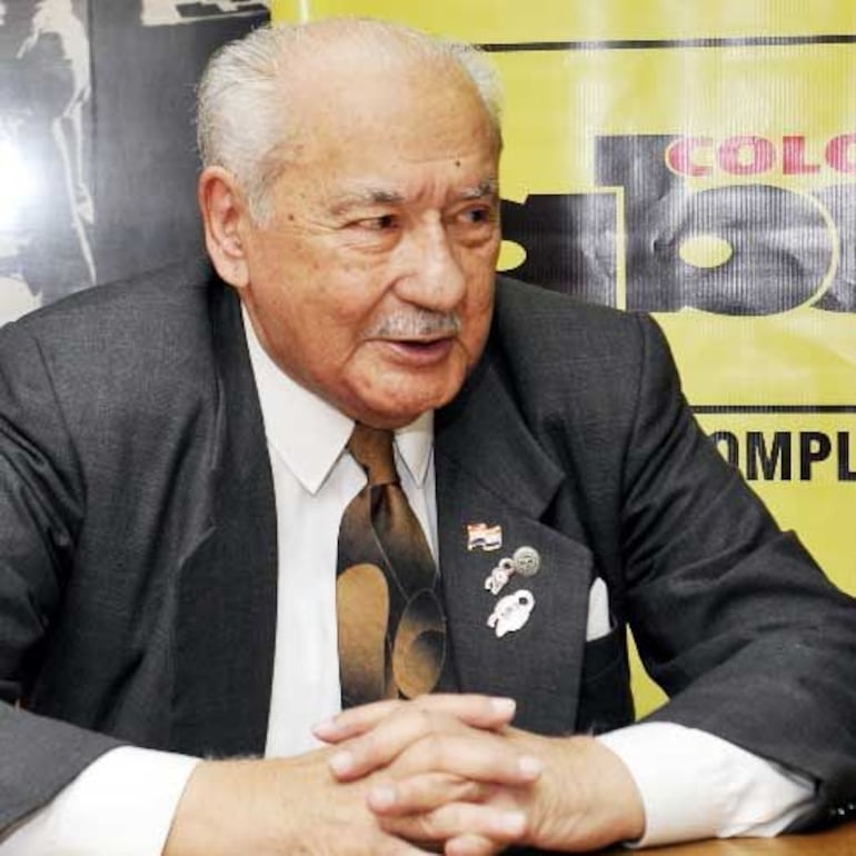 Artemio Bracho, años atrás, en la redacción de ABC Color.