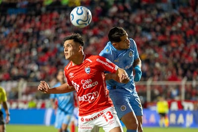 El paraguayo Claudio Núñez, futbolista de Cienciano, disputa el balón en un partido frente a Montevideo City por la ida de los cuartos de final de la Copa Sudamericana 2026 en el estadio Inca Garcilaso de la Vega, en Cusco, Perú.