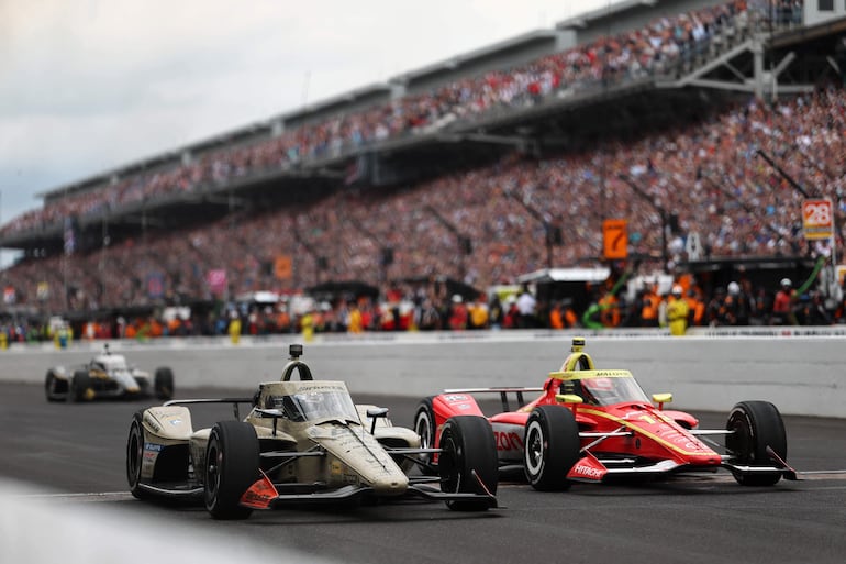 Momento exacto de la victoria de Felix Rosenqvist sobre David Malukas en las 500 Millas de Indianápolis.