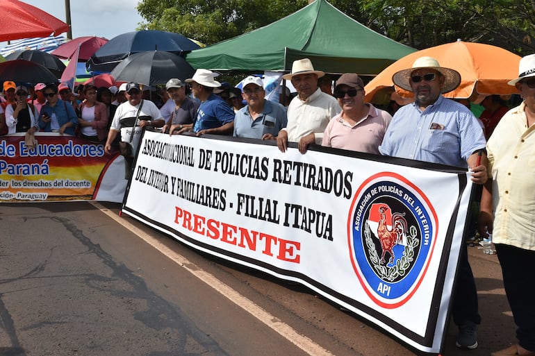 Docentes y oficiales en retiro cierran rutas en Itapúa