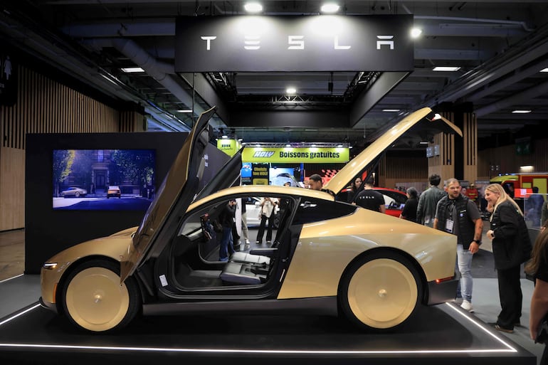 Esta fotografía muestra el Tesla Cybercab, un robotaxi eléctrico autónomo de dos plazas, sin volante, pedales ni controles de conducción manual, durante la 91.ª edición del Salón del Automóvil de París, en Porte de Versailles, París, el 12 de octubre de 2026.