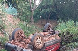 Dos jóvenes resultaron heridos tras el vuelco de una camioneta.