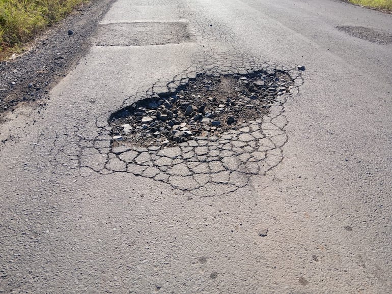 El avance de los baches cada día agrava más la circulación urbana.
