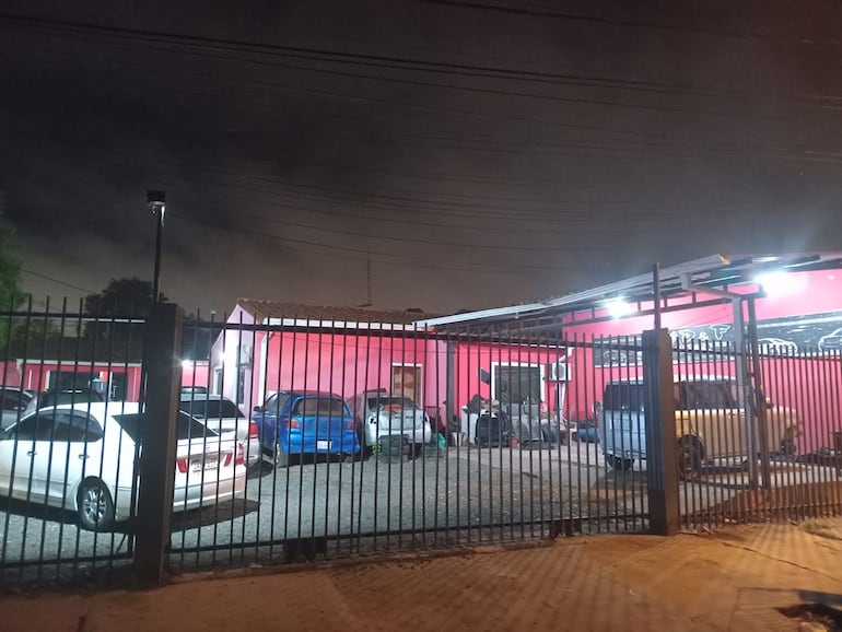 En esta playa de autos habría ocurrido el hecho y es donde supuestamente estaba el pitbull.