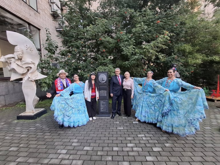 Los integrantes del Ballet Folklórico Iberoamericano junto al monolito en homenaje a José Asunción Flores en Moscú.
