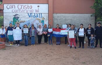 Padres de la escuela básica privada subvencionada N° 7.549 La Victoria, de la Fundación Fe y Alegría de Ypané se manifestaron en la mañana de este viernes para reclamar rubros y el almuerzo escolar. También denunciaron faltantes en los paquetes de los kits de útiles escolares.