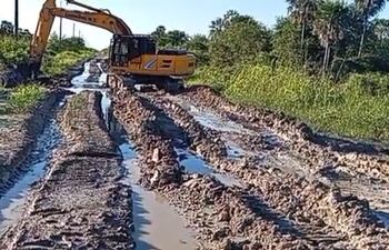 Una de las maquinas contratadas por los ganaderos, en plena tarea de reparar el camino en la zona sur del Alto Paraguay.