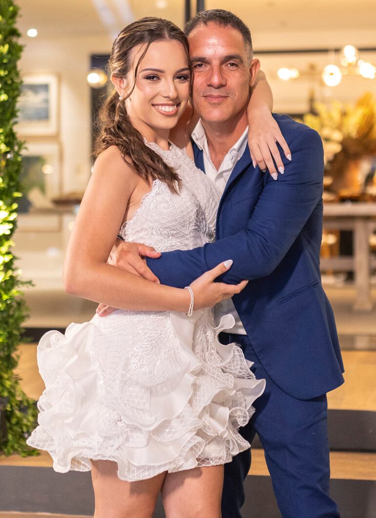 Con su papá Sebastián Pérez.