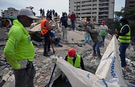 Rescatistas y voluntarios buscan víctimas en Caraballeda, estado de La Guaira, Venezuela, el 28 de junio de 2026, luego de dos terremotos.