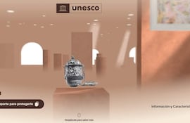 Incensario del siglo XVIII, ornamentos dorados y detalles coloridos, exhibido en un entorno digital del Museo virtual de la Unesco.