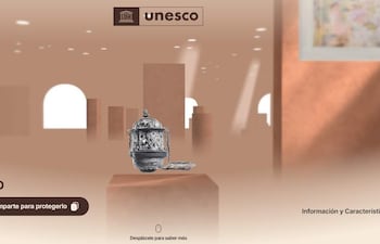 Incensario del siglo XVIII, ornamentos dorados y detalles coloridos, exhibido en un entorno digital del Museo virtual de la Unesco.