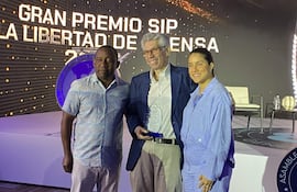 El ganador del Premio a la Libertad de Prensa de la Sociedad Interamericana de Prensa (SIP), el periodista colombiano Daniel Coronell (c), posa junto con otros asistentes este sábado, durante la 81ª Asamblea General de la SIP en Punta Cana, República Dominicana.