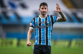El paraguayo Mathías Villasanti, futbolista de Gremio de Porto Alegre, celebra un gol en el fútbol brasileño.