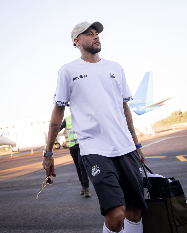 Neymar, a la llegada de la delegación del Santos al Aeropuerto Internacional de Ponta Porã.