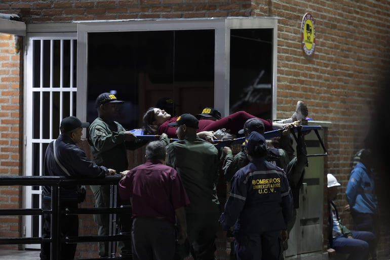 Equipos de rescate trasladan a un persona herida en Caracas (Venezuela) tras los dos fuertes seísmos que han sacudido el oeste de la capital del país, dos terremotos que tuvieron lugar alrededor en apenas 39 segundos y que han dejado de momento más de 150 muertos y 700 heridos y personas entre los escombros de los edificios derruidos.  