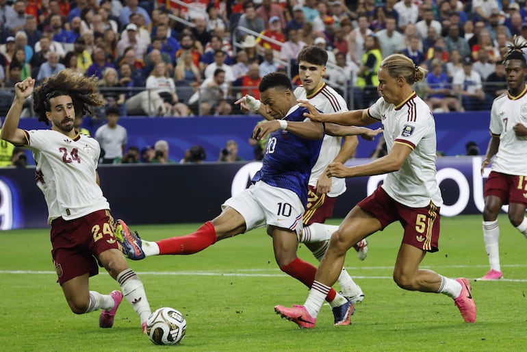 Kylian Mbappé (c), de Francia, disputa el balón con Marc Cucurella (i) y Marcos Llorente (d), de España, este martes, en el partido de semifinales del Mundial de la FIFA 2026 entre Francia y España, en el estadio AT&T en Arlington (Estados Unidos). EFE/ Lavandeira Jr
