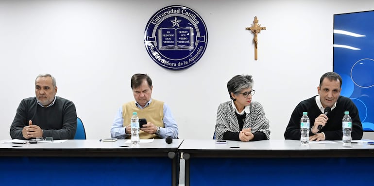 * Luis Breuer, miembro del Consejo Asesor de Horizonte Positivo
* Verónica Serafini, docente de la UC
* Hugo Royg, socio fundador de Mentu en el Aula Magna de la Universidad Católica 'Nuestra Señora de la Asunción'.