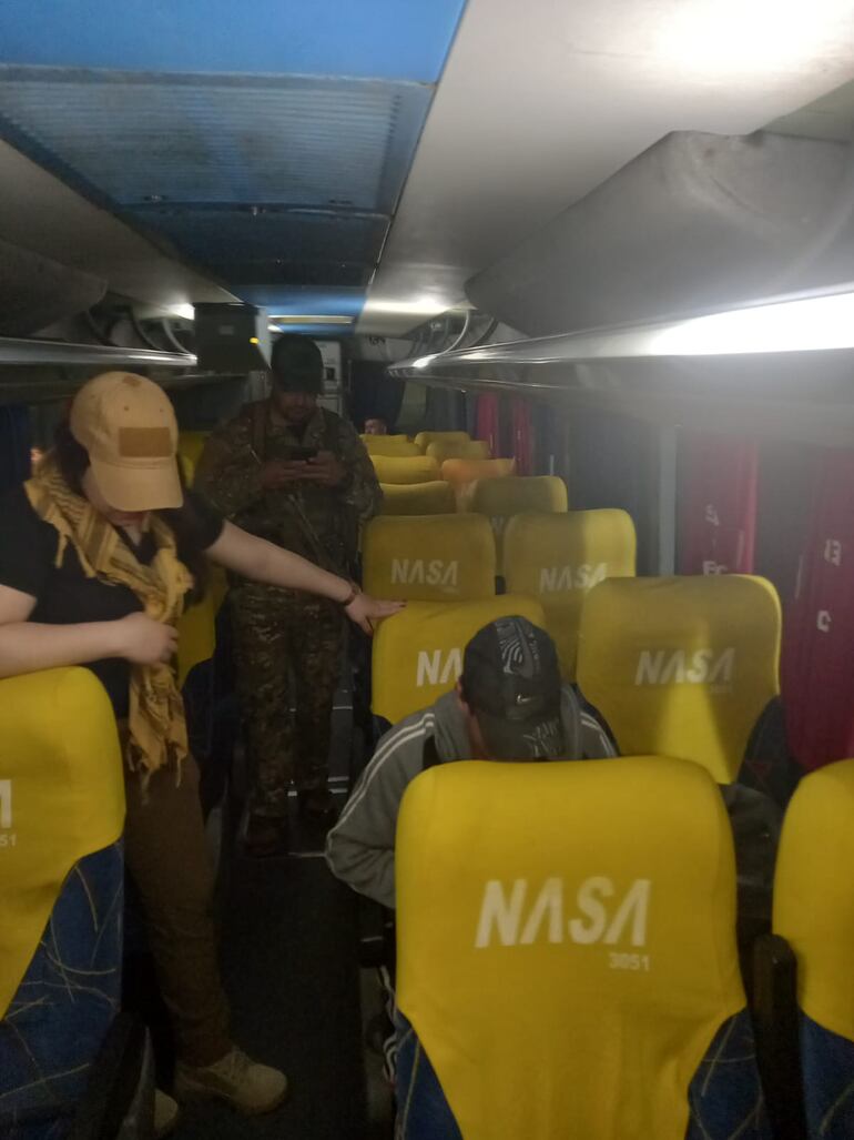 Los agentes especiales de la Senad proceden a la revisión minuciosa de la unidad de transporte.